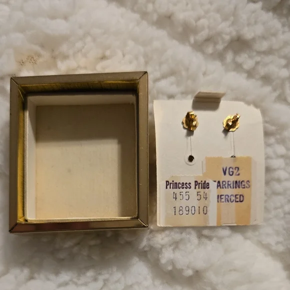 Gold and Jade Teardrop Earrings - Picture 2 of 2